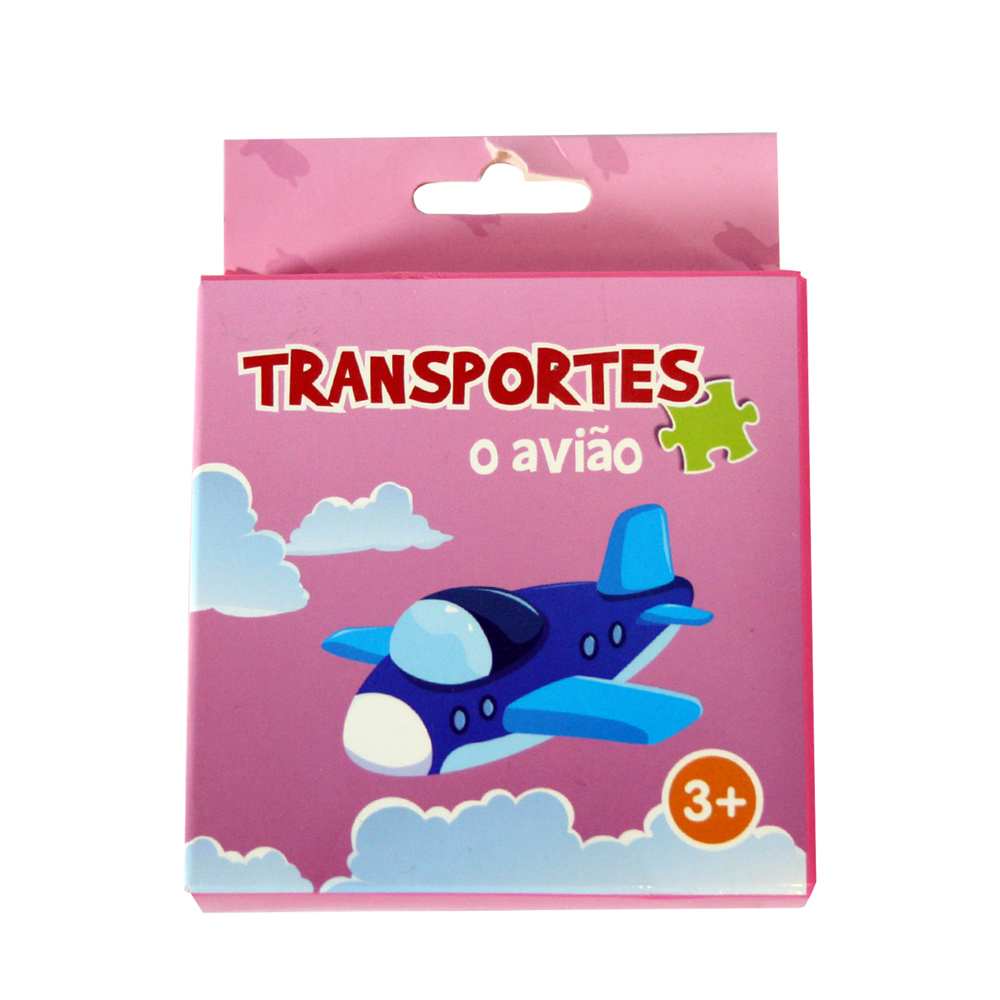 Caixa para o puzzle Transportes - O avião. Apresenta um avião azul a voar no céu, entre as nuvens.