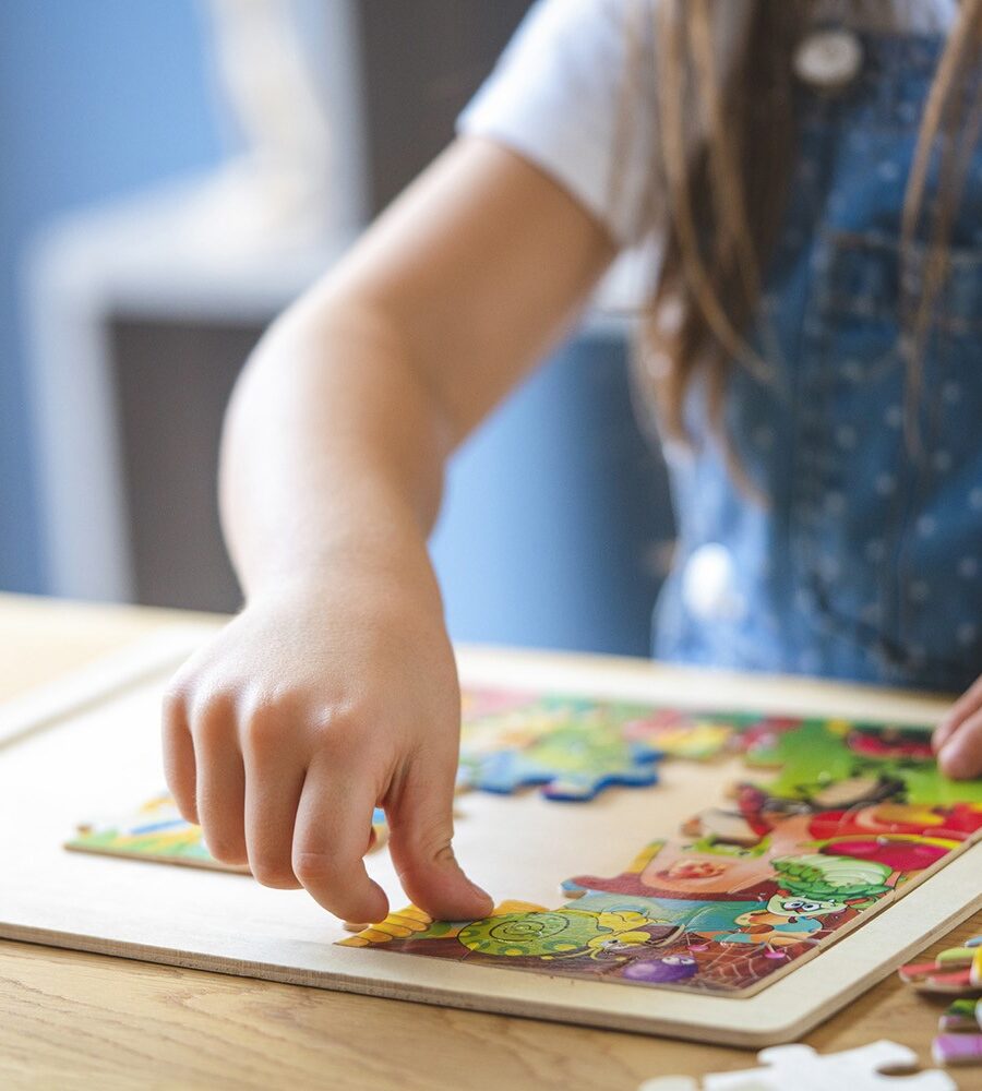 Criança a brincar com um puzzle - Atividade divertida e educativa