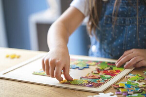 Criança a brincar com um puzzle - Atividade divertida e educativa