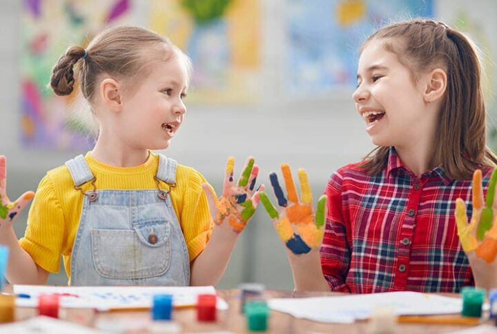 Crianças a colorir com os dedos
