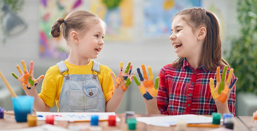 Crianças a colorir com os dedos