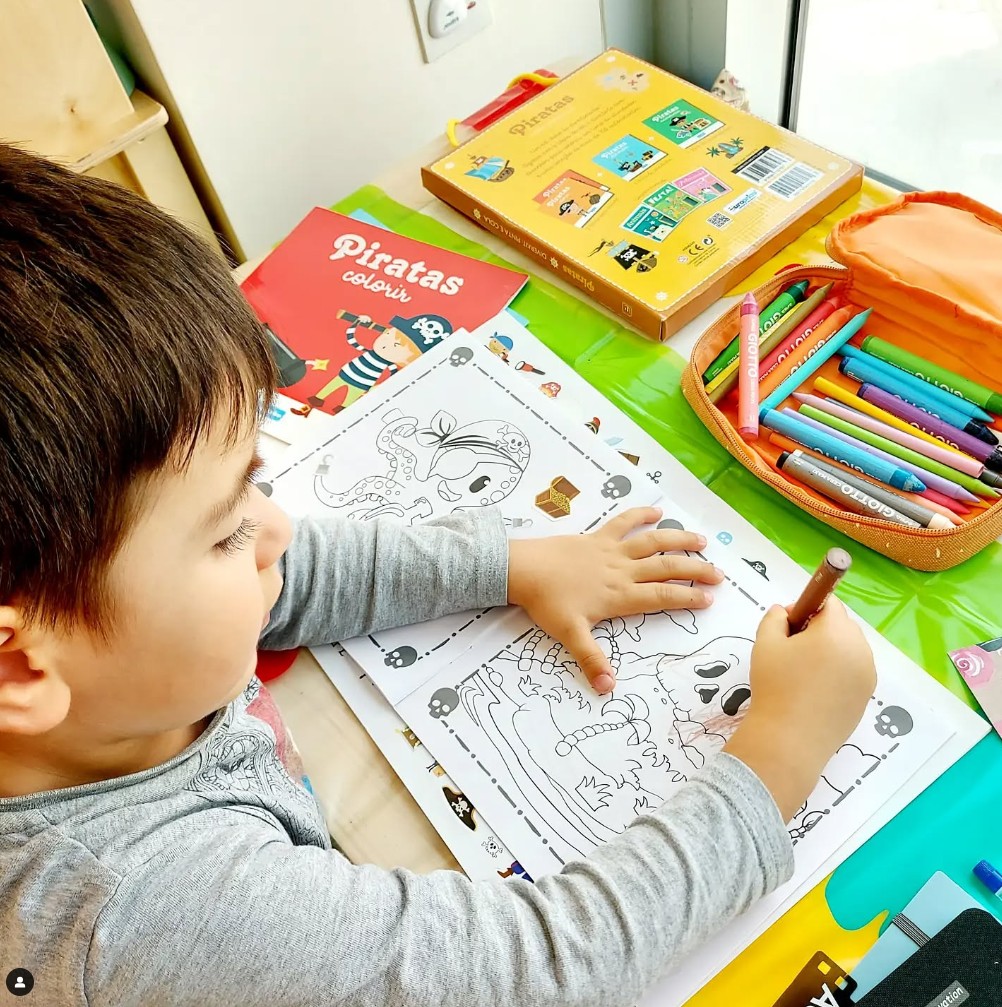 Criança pinta com lapis de cera livros de colorir de piratas europrice