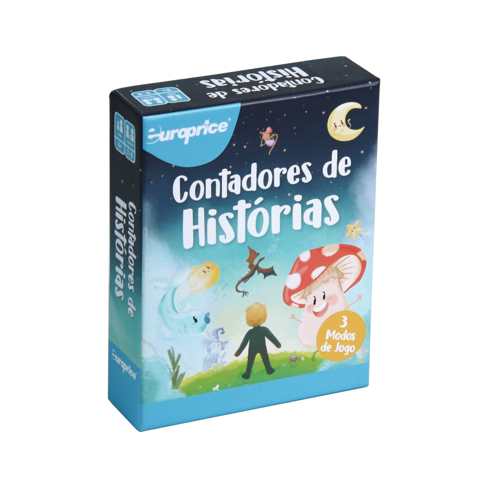 Caixa do jogo Contadores de Histórias. Tem um fundo místico, de noite com nevoeiro e uma lua a aparecer no topo do lado direito. Em destaque uma criança de costas a apreciar todo o cenário à sua volta (um cogumelo gigante, um dragão, uma fada...)