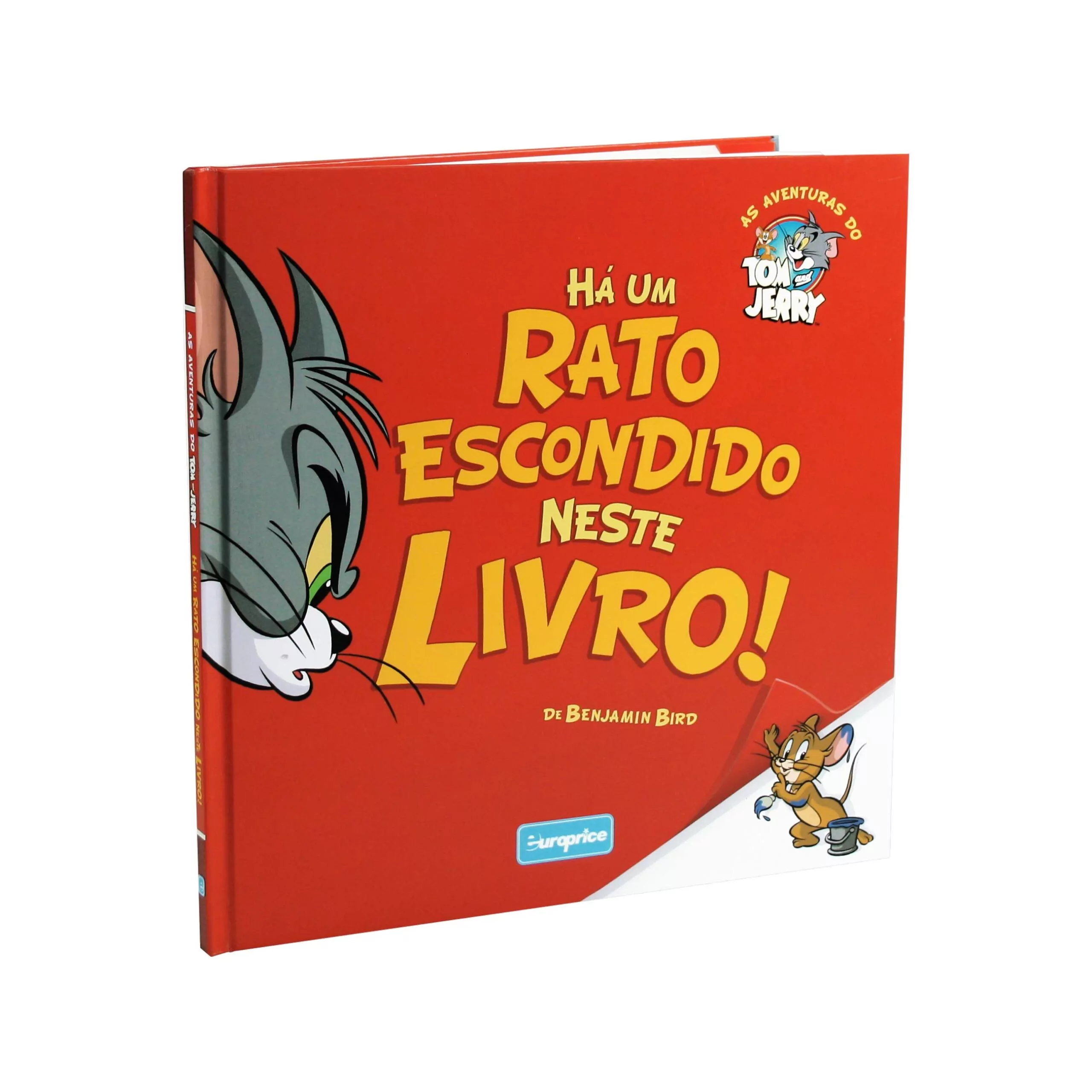 Capa do livro Tom & Jerry - Há um rato escondido neste livro! De capa vermelha e letras amarelas, o livro apresenta o pequeno Jerry a fazer algo para irritar o Tom, que claramente está deserto para o apanahr.